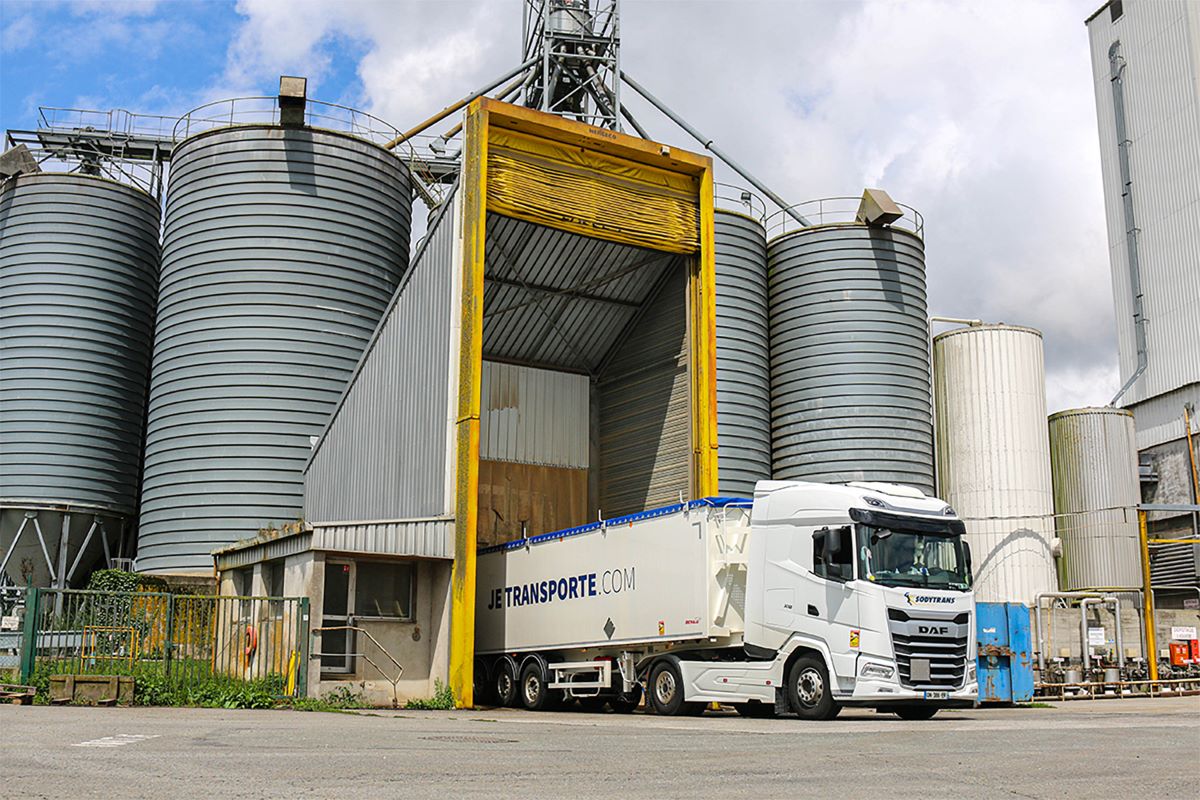 Camion benne de céréales en chargement chez un client