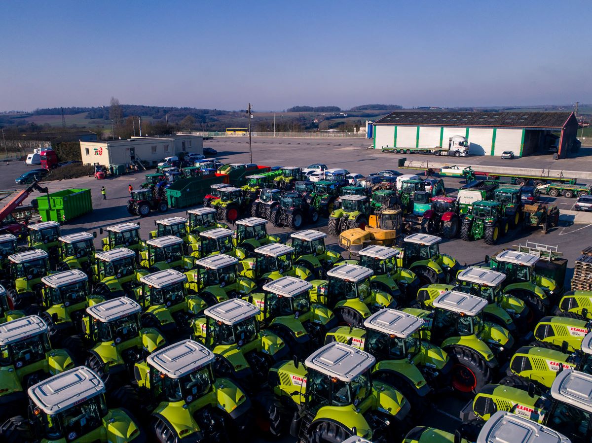 Stockage de tracteurs sur le site de NEGO TRANSPORTS