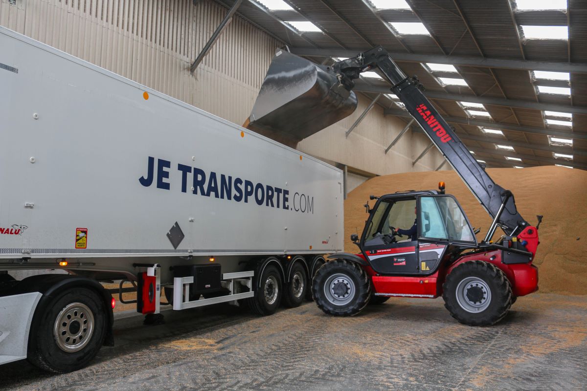 Camion benne qui se fait chargé en céréales