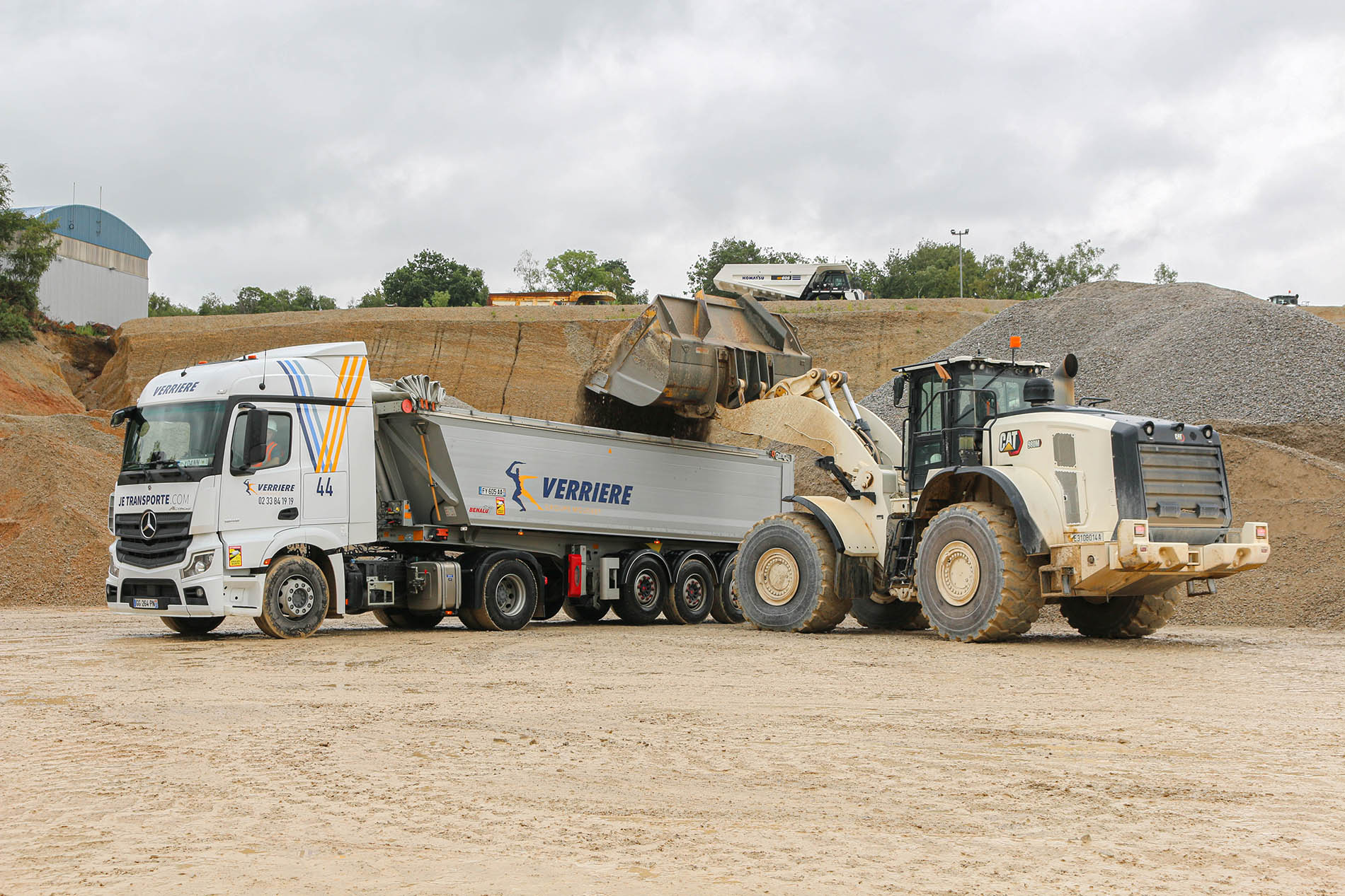 Camion benne qui se fait charger en gravier