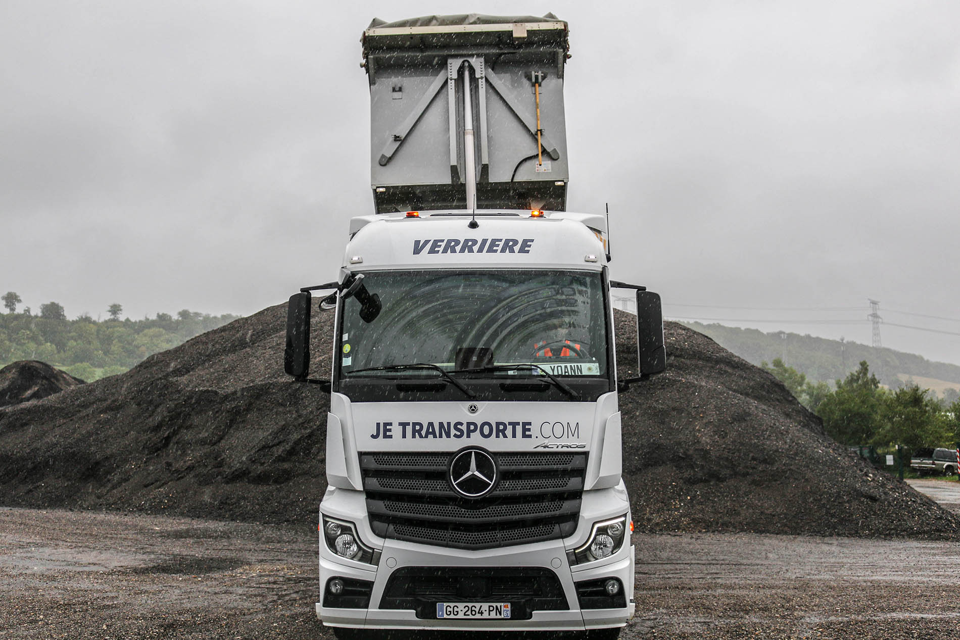 Camion benne de face en déchargement