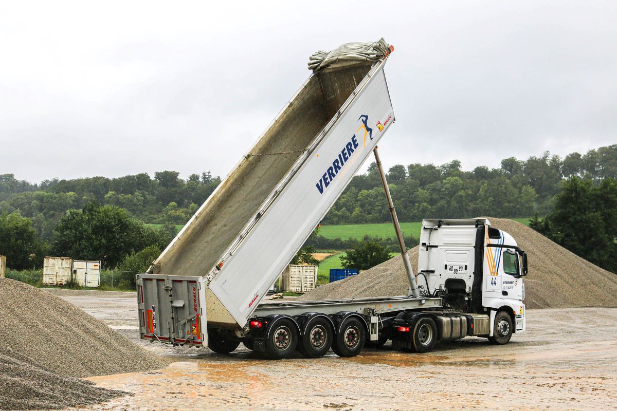 Camion benne qui décharge des graviers