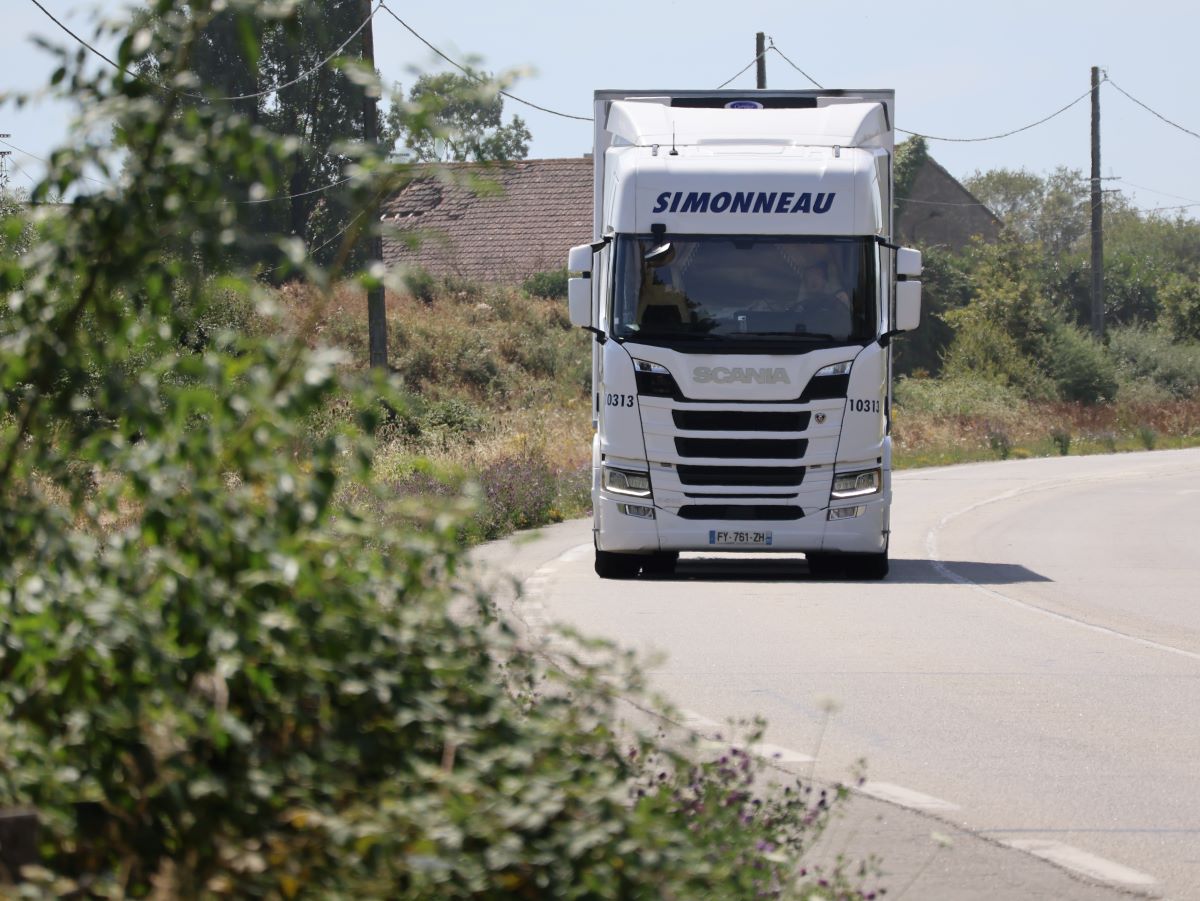 Camion frigorifique en circulation sur la route