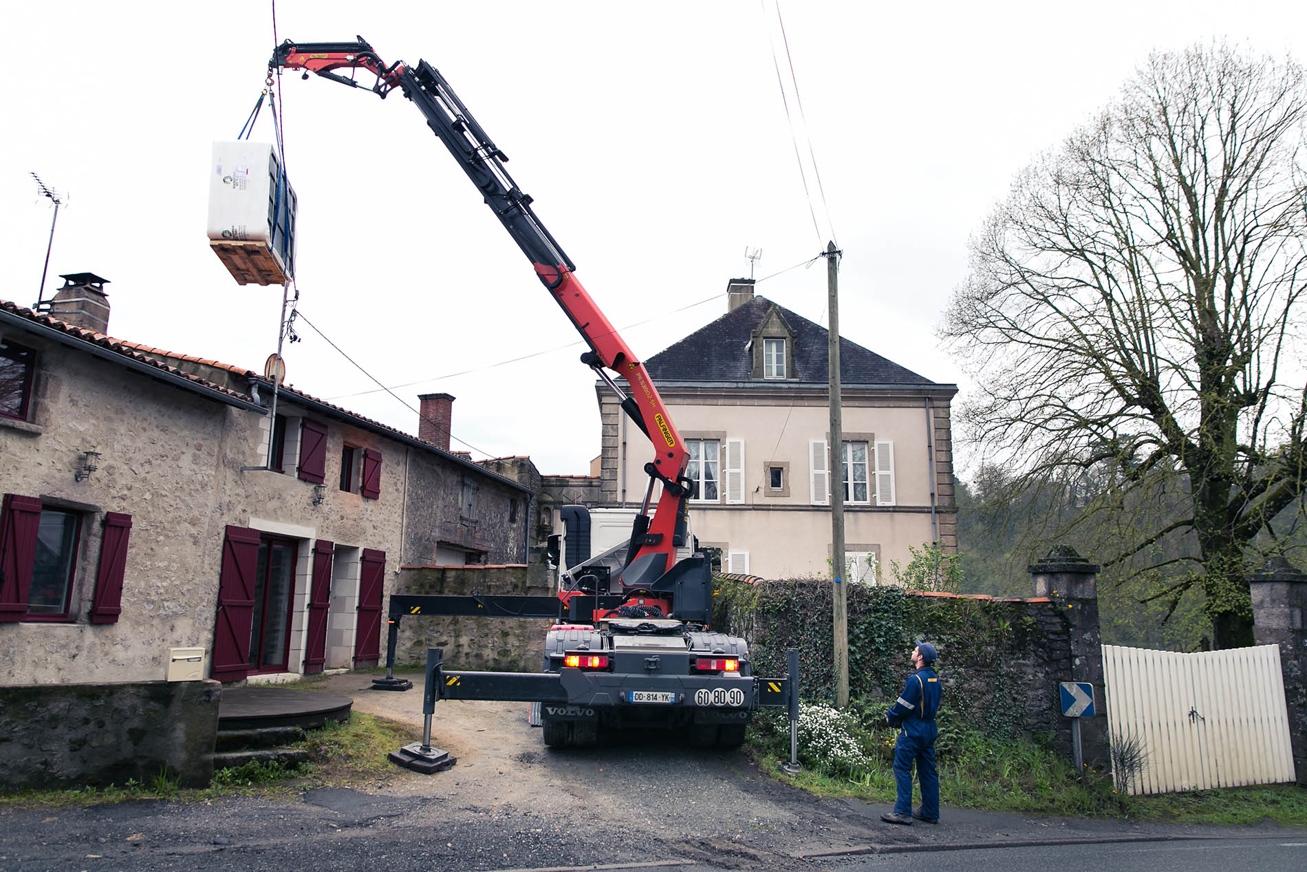 Déchargement de marchandises avec une grue chez un particulier