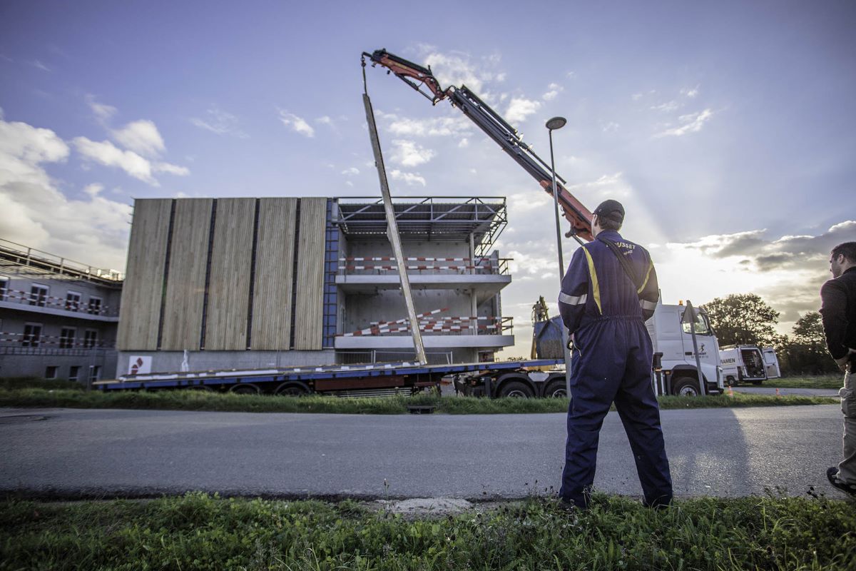 Déchargement de marchandises industrielles et BTP avec une grue