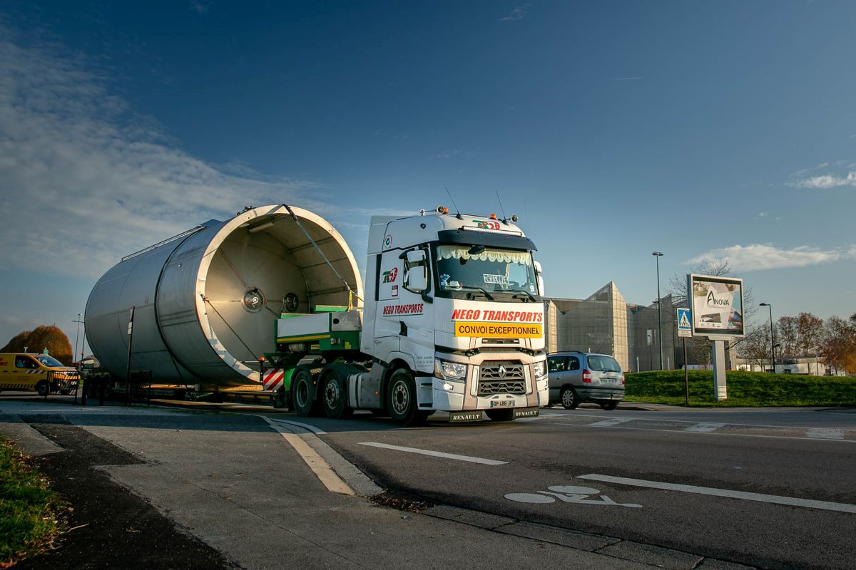 Convoi exceptionnel qui transporte une cuve en inox