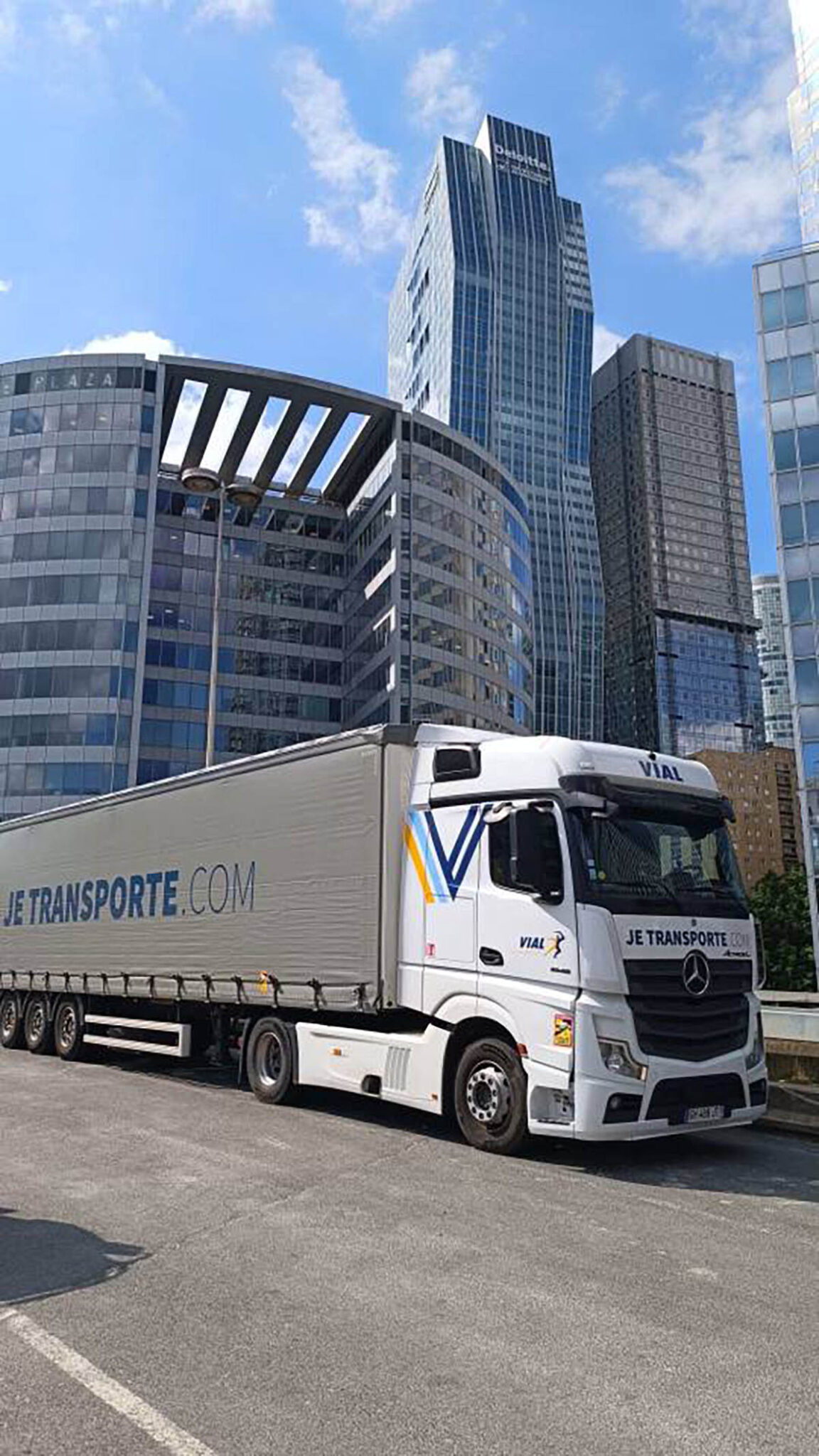 Camion en livraison industrielle à Paris