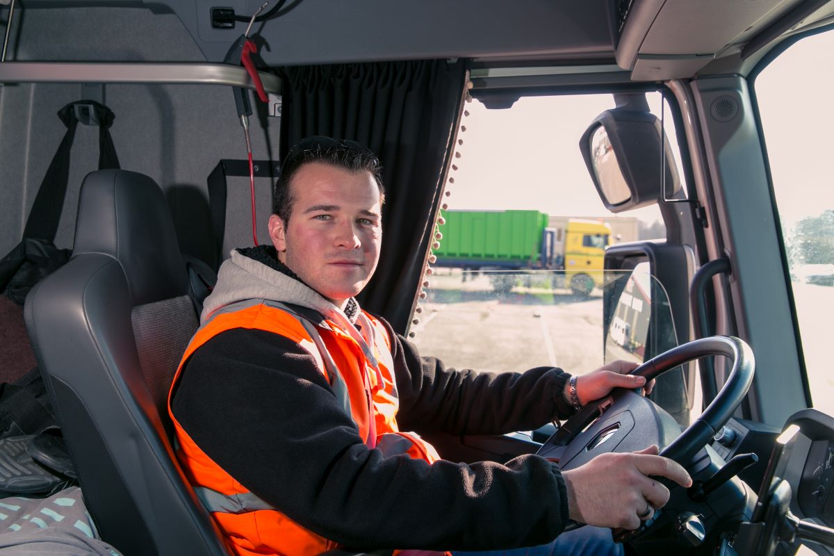 Conducteur au volant de son camion