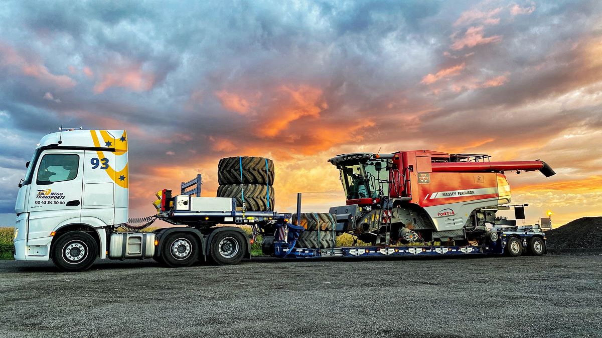 Plateau surbaissé chargé d'une machine agricole