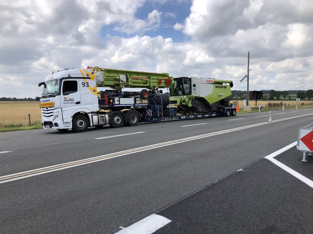 Convoi exceptionnel transportant une moissonneuse