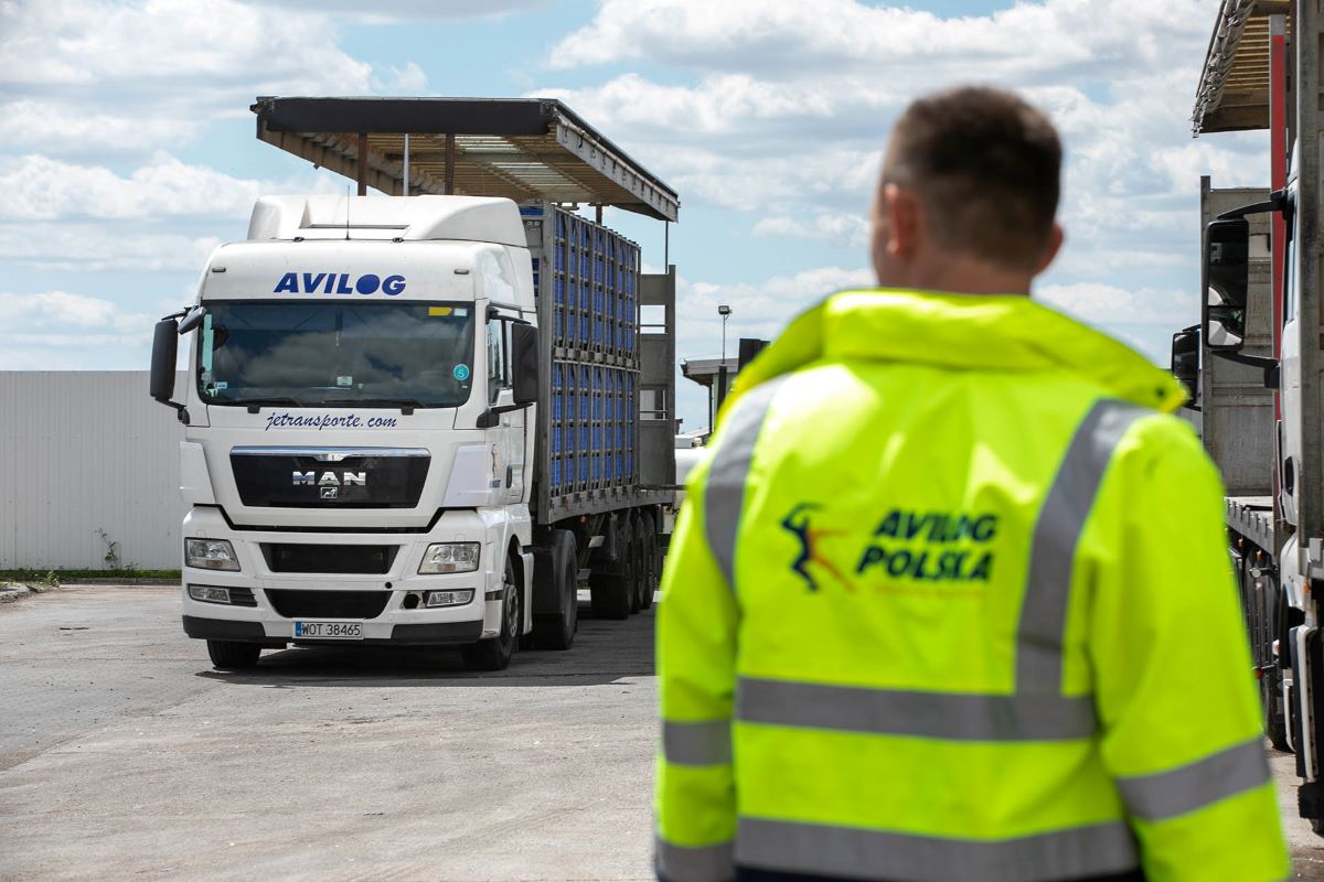 Conducteur polonais devant son camion de volailles