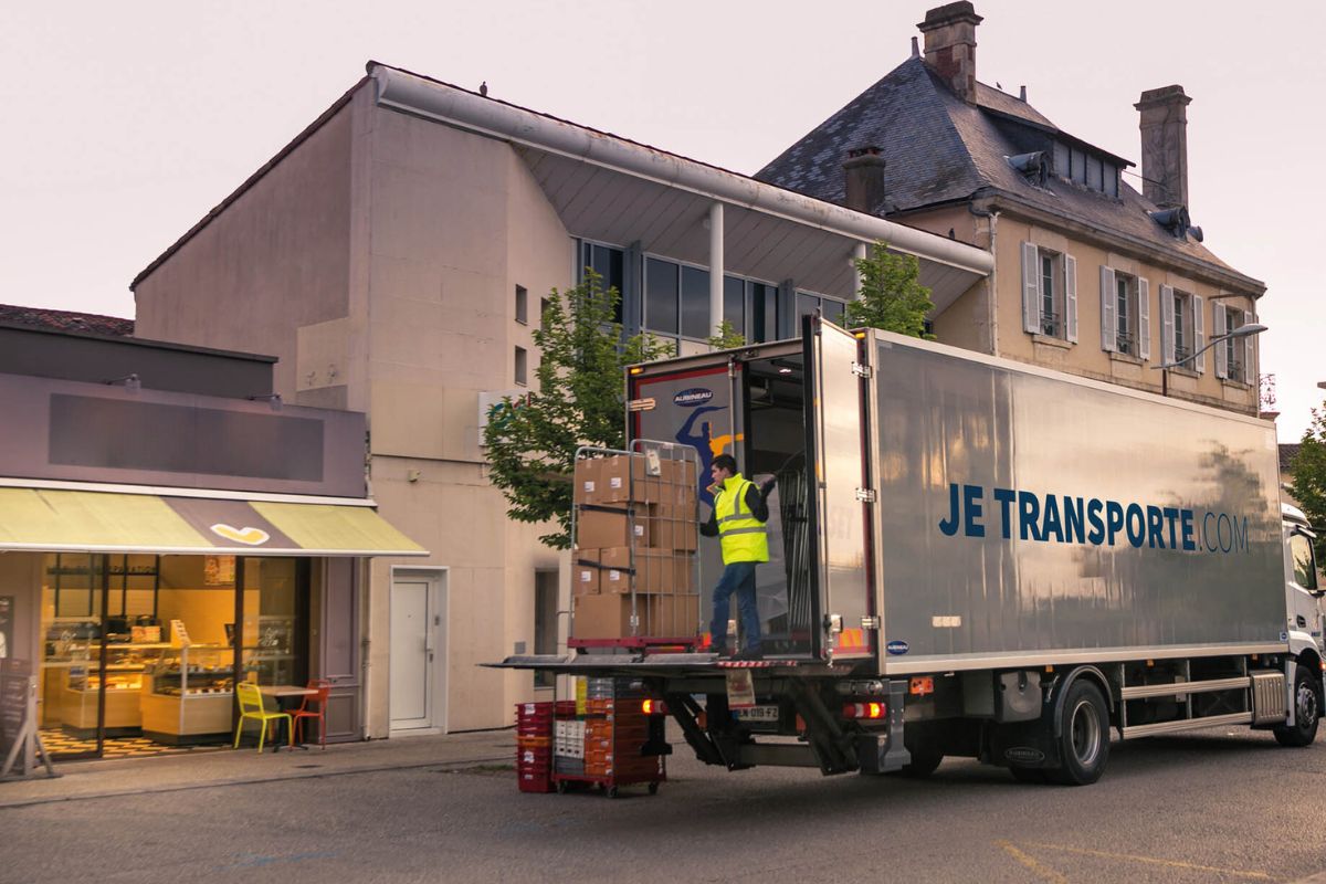 Livraison devant une enseigne en centre ville