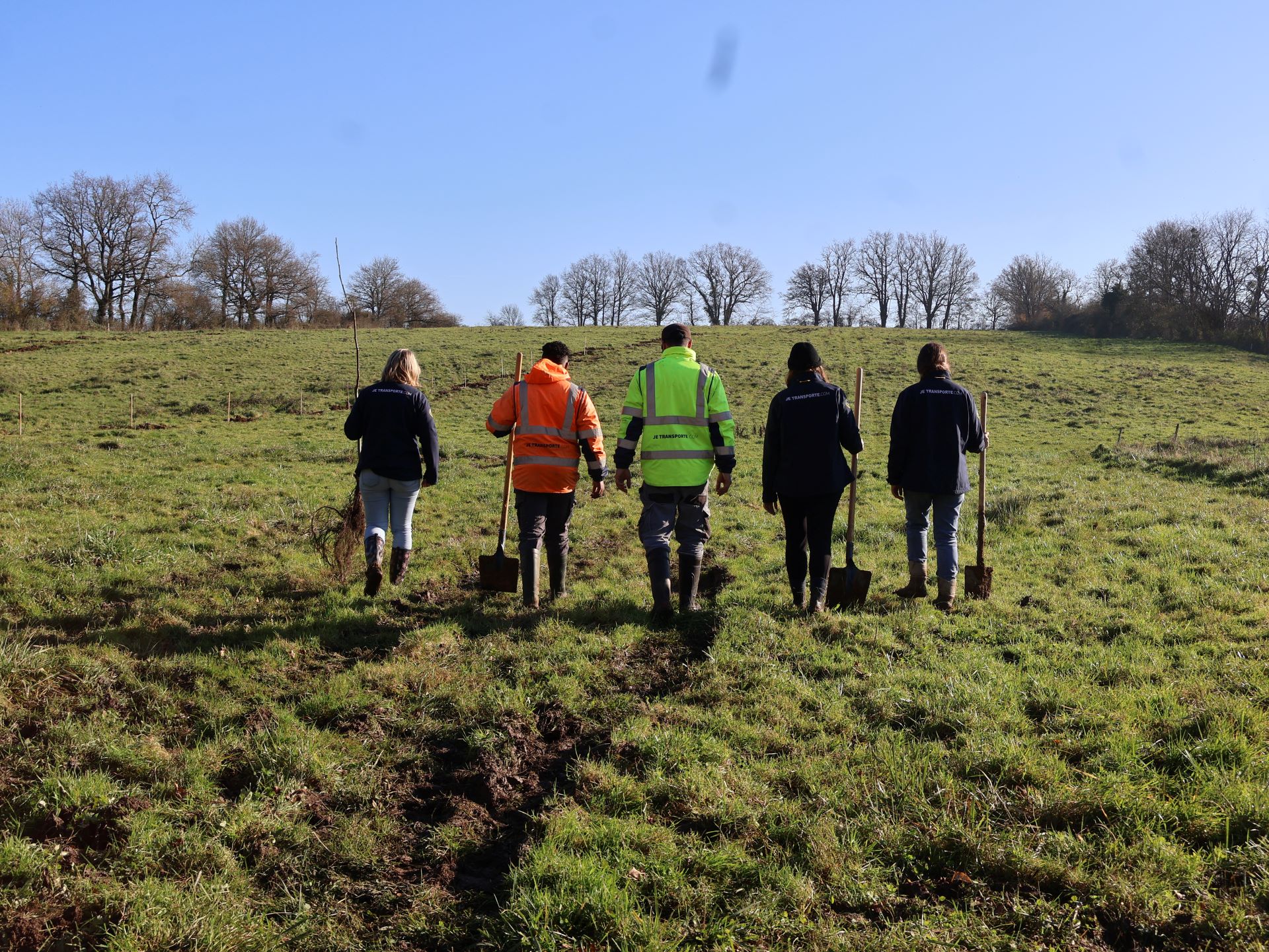 Collaborateurs MOUSSET lors d'une plantation d'arbres