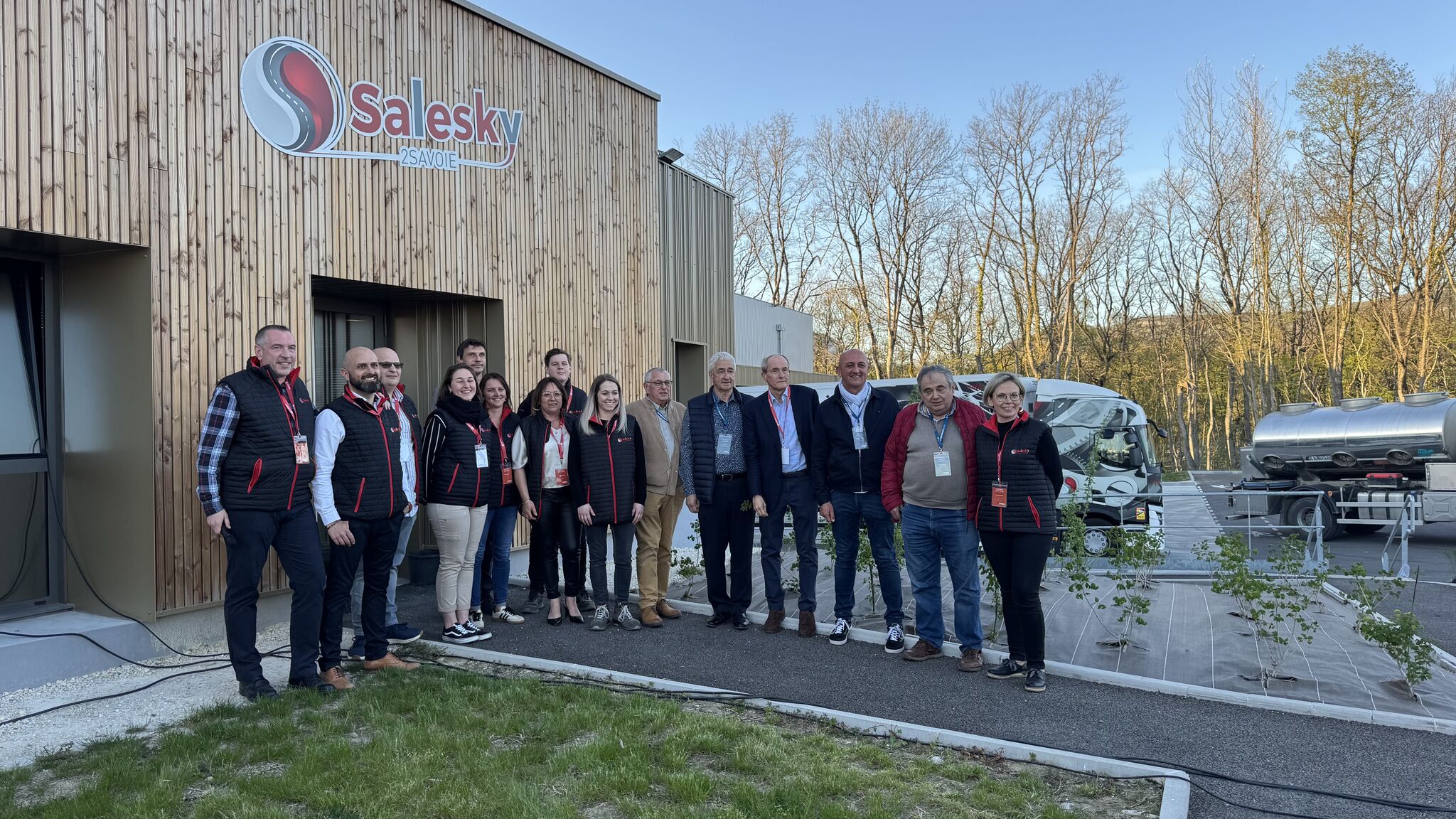 Les équipes SALESKY qui posent devant leur snouveaux locaux