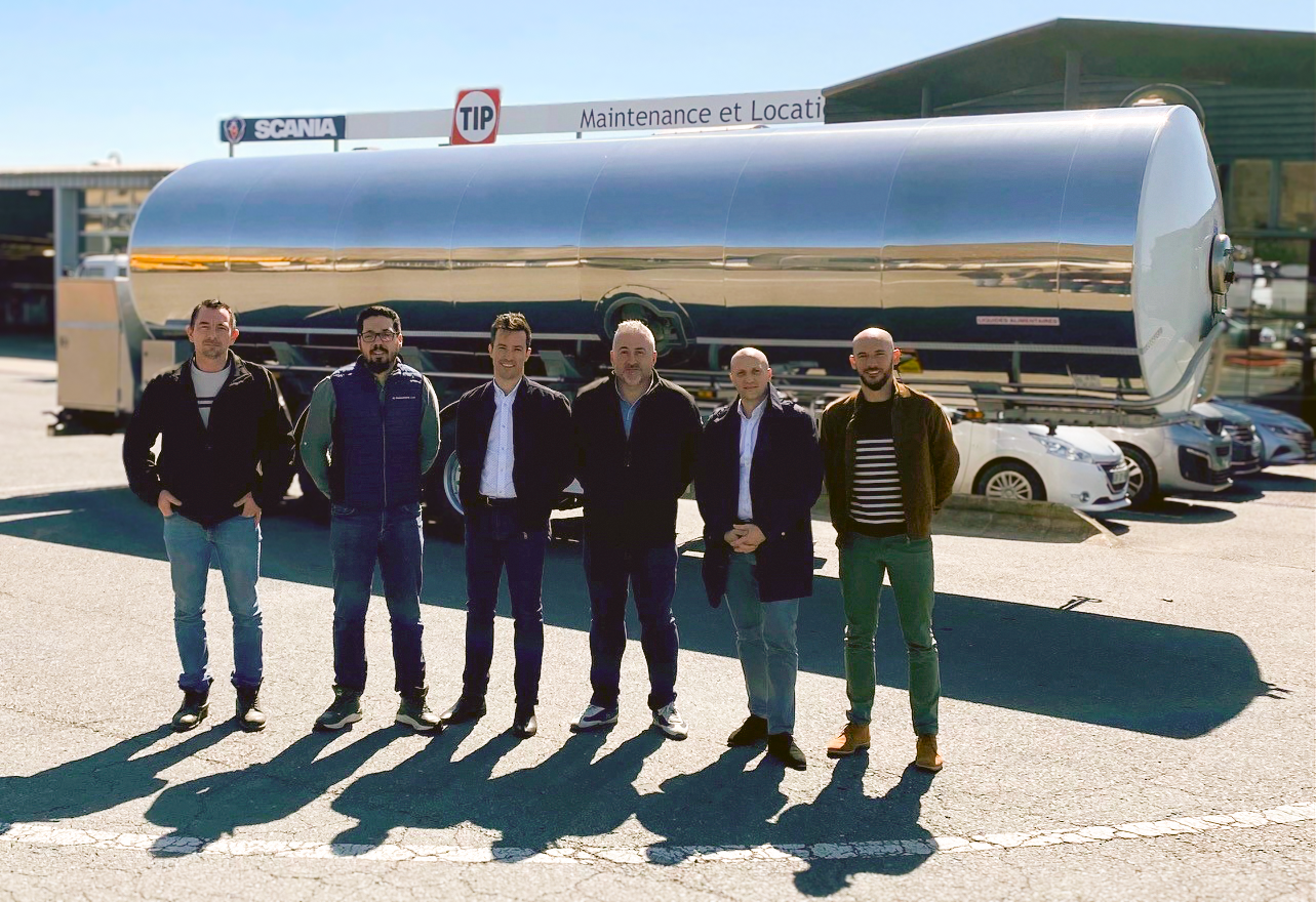 Groupe posant devant une citerne reconditionnée du Groupe Mousset