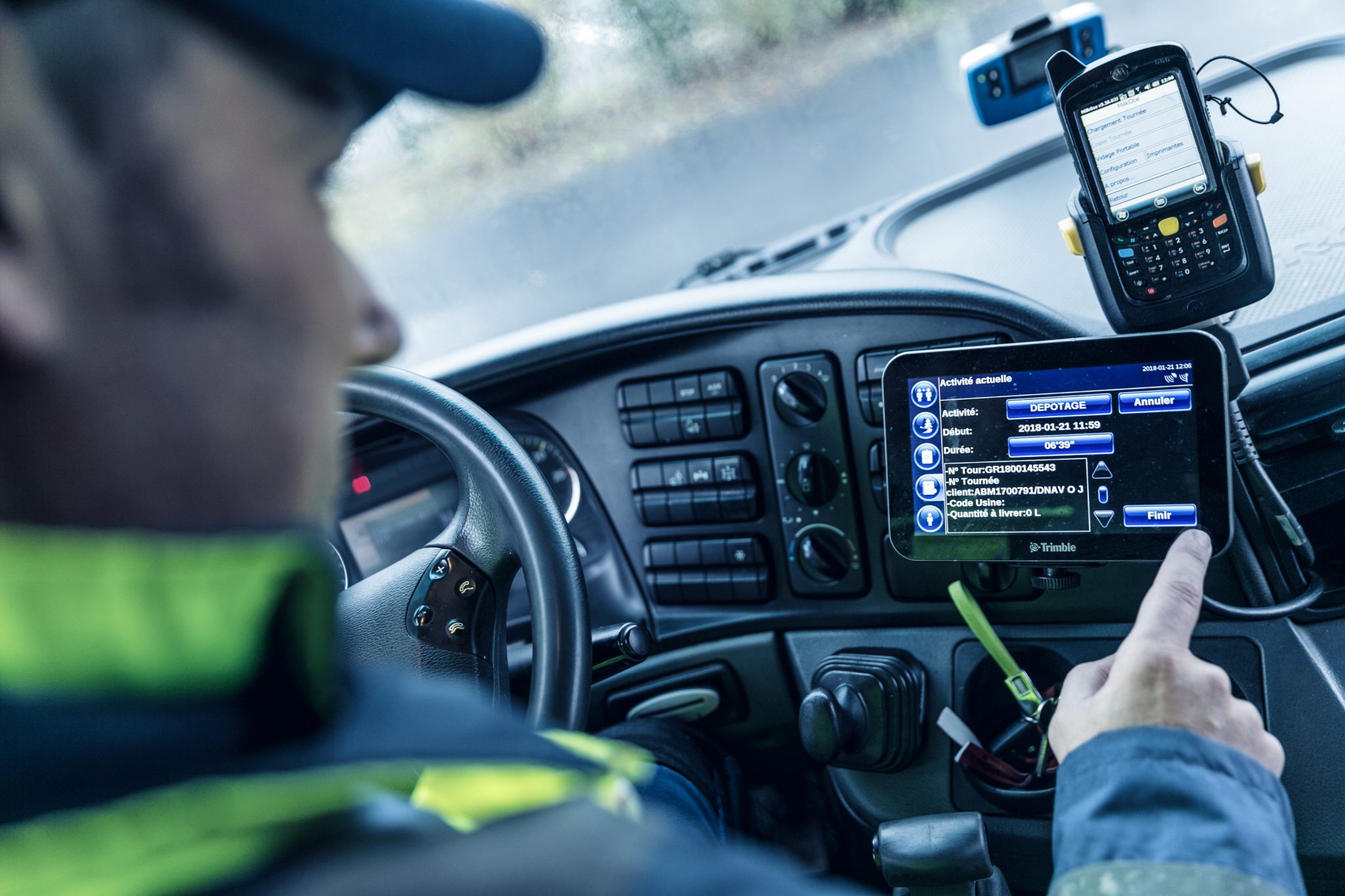 conducteur qui utilise un écran tactile